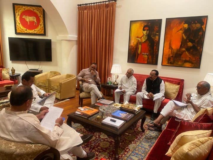 Madhya Pradesh, Bhopal: Kamal Nath meeting at residence, Digvijay Singh and many veteran leaders attended ANN Bhopal News: कमलनाथ के आवास पर जुटे कांग्रेस के दिग्गज नेता, जानिए- किन मुद्दों पर हुई चर्चा