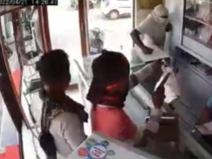 Bilaspur Three robbers robbed jewelery shop shot shop owner one accused arrested incident caught in CCTV ANN Bilaspur News: हथियारबंद लुटेरों ने ज्वेलरी शॉप में की लूट, संचालक को मारी गोली, घटना CCTV में कैद