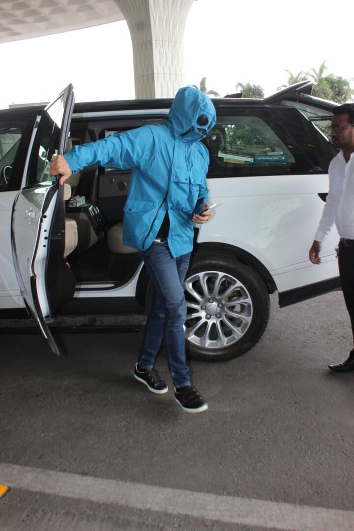 सोशल मीडिया पर राज कुंद्रा की तस्वीरें और वीडियोज तेजी से वायरल हो रही हैं. फैंस इनकी तस्वीरों को देखने के बाद तरह-तरह के कमेंट करते दिख रहे हैं.