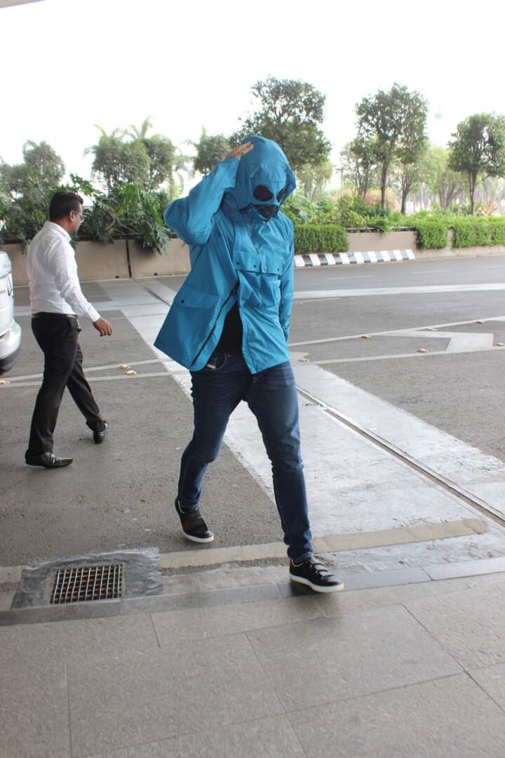 बॉलीवुड एक्ट्रेस शिल्पा शेट्टी के पति राज कुंद्रा एक बार फिर मुखौटे में मुंह छुपाए नजर आए. हर बार की तरह इस बार भी उन्होंने अपने जैकेट और मास्क से दर्शकों का ध्यान अपनी ओर खींचा.