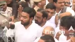 जहांगीरपुरी में रोके जाने पर धरने पर बैठे कांग्रेस नेता