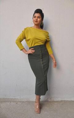 Prajakta Mali  : 'देखेंगे क्या जवाब आता है फिर यार का...'; प्राजक्ताचा क्लासी लूक