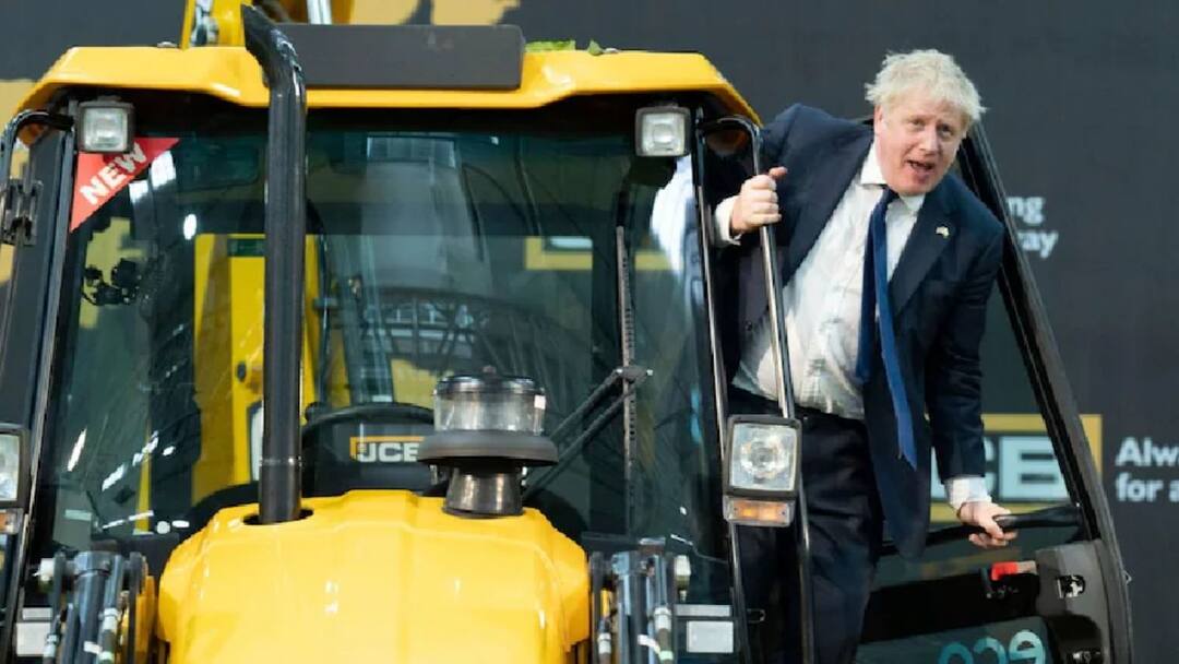 UK pm boris johnson climbs on bulldozer at gujarats jcb plant Boris Johnson In India: একলাফে জেসিবি মেশিনে, বাইরে ঝুলে দিলেন পোজ!