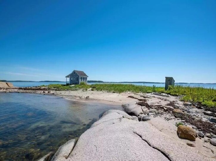 World's Loneliest House: கடல்தான் ஒரே துணை.. விற்பனைக்கு வருகிறது உலகின் தனிமையான வீடு! விலை என்ன தெரியுமா?