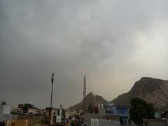 Rajasthan Weather Update: राजस्थान में मौसम ने ली करवट, छाया घना बादल और चल रही है धूल भी हवा, गर्मी से मिली राहत