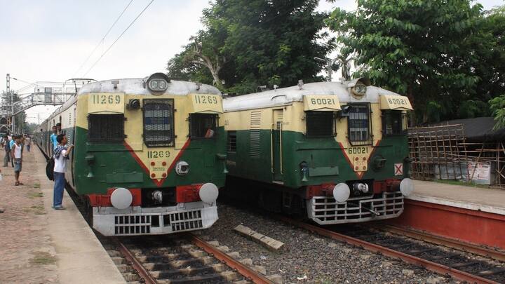কাজের সূত্রে অনেকেই লোকাল ট্রেনে যাতায়াত করেন। টিকিট কাটতে গিয়েও অনেকটা সময় খরচ হয়ে যায়। সময় বাঁচাতে এবার ভরসা একটি অ্যাপ। অ্যাপটি এনেছে ভারতীয় রেলমন্ত্রক। নাম UTS (unreserved ticketing system) app। দেশজুড়ে বিভিন্ন শহর ও শহরতলিতে চলা একাধিক লোকাল ট্রেনের জন্য অসংরক্ষিত কামরার টিকিট কাটা যাবে এই অ্যাপে।