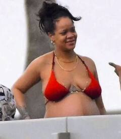 ਰਿਹਾਨਾ ਬੁਆਏਫ੍ਰੈਂਡ ਨਾਲ ਇੰਝ ਕਰ ਰਹੀ ਸੀ ਚਿਲ, ਬਿਕਨੀ ਤਸਵੀਰਾਂ ਵਾਇਰਲ