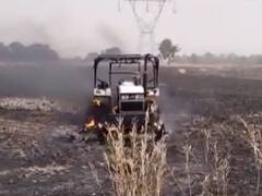 Auraiya News: किसान ने उठाया खौफनाक कदम, खेतों को बचाने के लिए धधकती आग में ट्रैक्टर लेकर घुस गया और फिर...