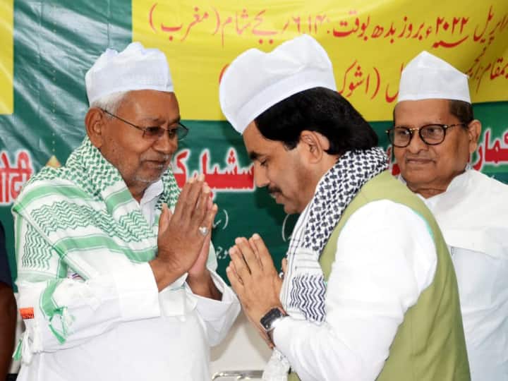 CM Nitish Kumar attend Iftar Party Patna Shahnawaz Hussain said on the allegations of Congress BJP spreading harmony in the country ann इफ्तार में पहुंचे CM नीतीश कुमार, कांग्रेस के आरोपों पर बोले शाहनवाज हुसैन- BJP दंगा नहीं पूरे देश में सौहार्द फैला रही