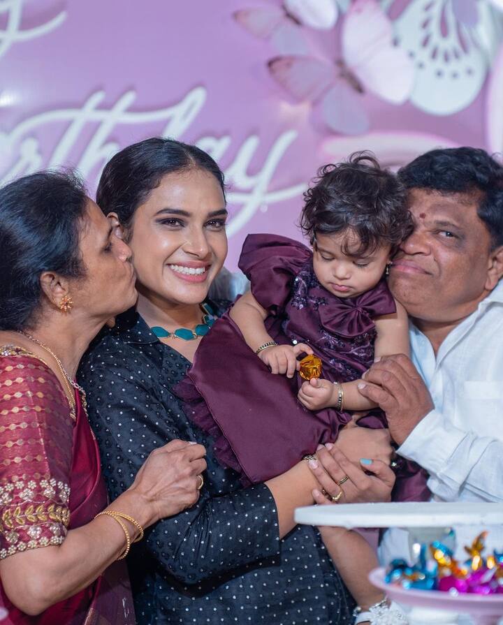 కరోనా సమయంలో పుట్టింది భూమి. ఆ సమయంలో చాలా భావోద్వేగాలకు గురైంది హరితేజ. ఆమె పక్కన కేవలం భర్త మాత్రమే ఉండాల్సి వచ్చింది. ఆసుపత్రిలోకి ఎవరినీ అనుమతించలేదు. -Image credit: Hariteja/Instagram