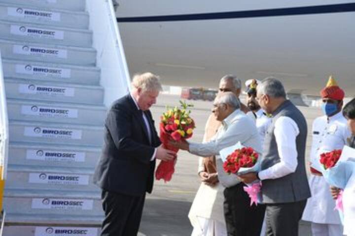 UK PM Boris Johnson Arrives In Gujarat For Maiden India Visit Looks To Deepen Strategic Trade Defence Ties UK PM Boris Johnson India Visit: తొలిసారి భారత్‌ వచ్చిన బ్రిటన్ ప్రధాని బోరిస్- చరఖా తిప్పిన జాన్సన్