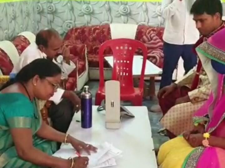 Chandauli News: चंदौली में हुई अनोखी शादी की हर तरफ चर्चा, शामिल हुए हर दोस्त और संबंधी ने किया रक्तदान
