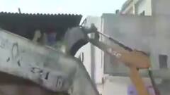 Jahangirpuri News: सुप्रीम कोर्ट की रोक के बाद हिंसा वाली जगह दो घण्टे चलता रहा बुलडोजर