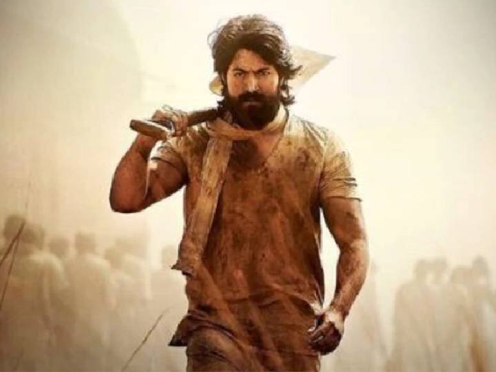 रिपोर्टनुसार, यशनं केजीएफ चित्रपटाच्या पहिल्या भागासाठी यशनं 15 कोटी मानधन घेतलं होतं. पण आता त्यानं मानधनामध्ये दहा कोटींची वाढ केली आहे. केजीएफ चॅप्टर-2 साठी यशनं 25 कोटी मानधन घेतलं आहे.