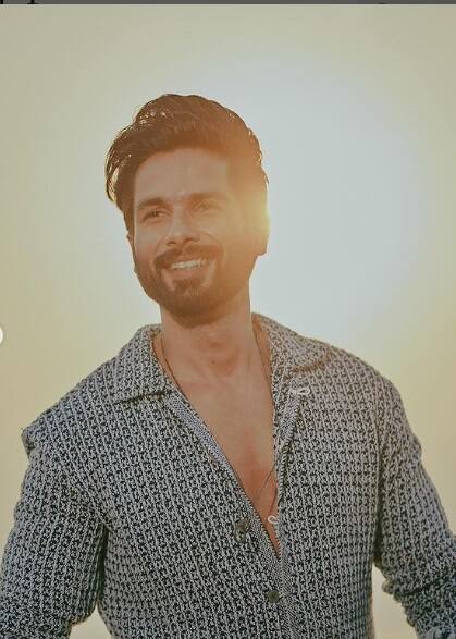 আর একদিন পরই মুক্তি পাবে বহু প্রতীক্ষিত ছবি 'জার্সি'। তার আগে ফুরফুরে মেজাজে ফোটোশ্যুটে দেখা গেল বলিউড অভিনেতা শাহিদ কপূরকে।