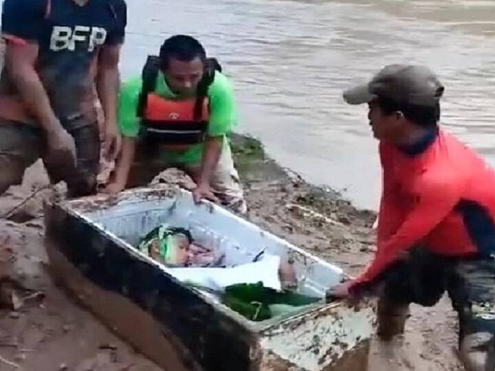 Philippines: Boy Miraculously Survives Landslide By Hiding Inside A Fridge For 20 Hours Boy Survives Landslide: 20 மணிநேரம் ஃப்ரிட்ஜுக்குள்.. கொடூர நிலச்சரிவில் இருந்து உயிர்பிழைத்த சிறுவன்!