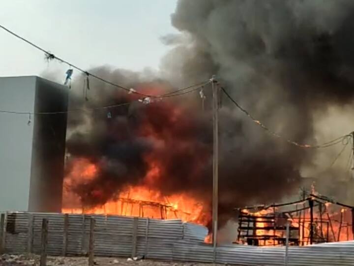 कहते हैं ना एकता में शक्ति होती है. जिसे कोई नहीं हरा सकता. अगर कोई भी काम सब मिलकर करें तो ऐसा कोई भी काम नहीं है जो नहीं हो सकता. कुछ ऐसा ही नजारा छत्तीसगढ़ के दुर्ग में देखने को मिला. जहां पर 10 दिन पहले एक पूरी बस्ती में आग लग गई थी. इसमें 150 से अधिक घर आग में जलकर खाक हो गए थे. लेकिन महज 10 दिनों में सामाजिक संस्थाओं, आम जनता, जनप्रतिनिधि और प्रशासन की मदद से इन सभी लोगों को फिर से घर मिल गया है.