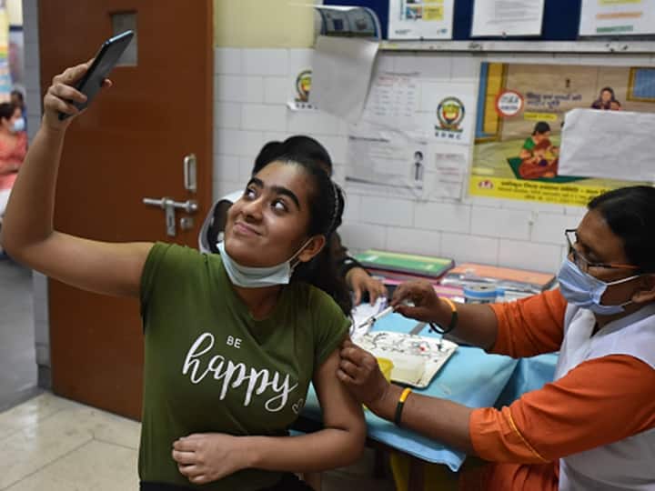 Delhi coronavirus cases deaths April 21 vaccination booster dose positivity rate Covid: Delhi Sees Slight Dip In Cases, Records 965 Infections. Positivity Rate At 4.71%