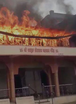 दोनशे वर्षांपूर्वीच्या पुरातन मंदिराला भीषण आग, दुसरा मजला जळून खाक