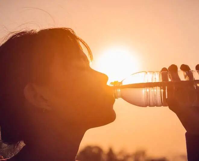 Best  position to drink water harmful habits of drinking water Health Tips: આ રીતે પાણી પીવું  સ્વાસ્થ્ય માટે છે નુકસાનકારક, જાણો પાણી પીવાની યોગ્ય રીત