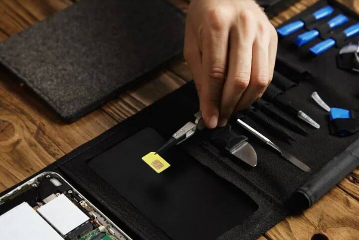 অনেক সময় সস্তা ডিসকাউন্ট অফার ছাড়াও নানা ধরনের আর্থিক প্রলোভন দেখায় এই প্রতারকরা। দিনের পর দিন গ্রাহকদের বিভিন্ন ভুয়ো লিঙ্কে ক্লিক করতে বলে। কখনও ব্যাঙ্কের বিবরণও শেয়ার করতে বলে এই জালিয়াতরা। একবার তাদের ফাঁদে পা দিলেই টাকা উধাও হবে আপনার।