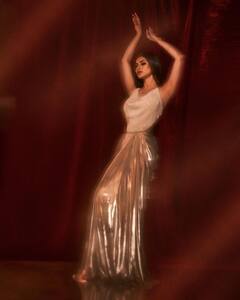 ਫਿਰ ਨਜ਼ਰ ਆਇਆ ਮੌਨੀ ਰਾਏ ਦਾ ਸਿਜ਼ਲਿੰਗ ਲੁੱਕ, ਹੌਲਟਰ ਨੈੱਕ ਡ੍ਰੈੱਸ ਪਾ ਕੇ ਮਚਾਈ ਸਨਸਨੀ