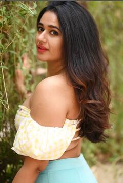 Poonam bajwa : மாடர்ன் ஆடையில் மனதை கவரும் நடிகை பூனம் பஜ்வாவின் அசத்தல் க்ளிக்ஸ்!