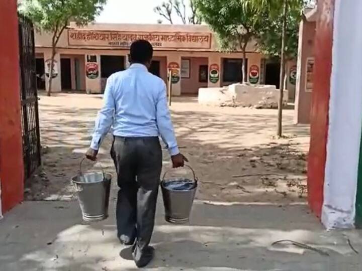 Rajasthan News: अलवर जिले के इस स्कूल में अध्यापक बाल्टी से पानी लाने को मजबूर, जानिए क्या है पूरा माजरा In this school of Alwar district, the teacher was forced to bring water from the bucket ANN Rajasthan News: अलवर जिले के इस स्कूल में अध्यापक बाल्टी से पानी लाने को मजबूर, जानिए क्या है पूरा माजरा