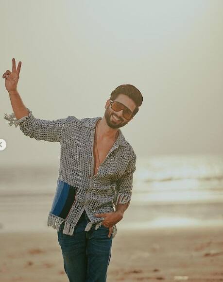 কিন্তু ১৪ এপ্রিল মুক্তির দিন নির্ধারিত হলেও তার তিনদিন আগেই ঘোষণা হয় ফের পিছিয়ে যাচ্ছে এই ছবির মুক্তি। এবার সামনে আসে অন্য কারণ। ১৪ এপ্রিল মুক্তির দিন নির্ধারিত হয়েছিল 'কেজিএফ চ্যাপ্টার টু' ছবির। বক্স অফিসে এই ছবির সঙ্গে টক্করে না যাওয়ার জন্যই পিছিয়ে যায় জার্সির মুক্তি। জানা যায় এমনটাই।