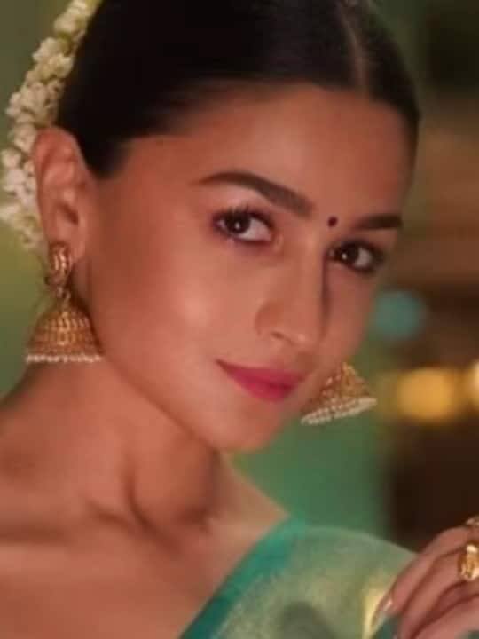 આલિયા ભટ્ટ ફિલ્મ મેકિંગમાં ભણવા માંગતી હતી પરંતુ એવું ક્યારેય ન થયું અને તેણે 12મા ધોરણ પછી અભ્યાસ છોડી દીધો.