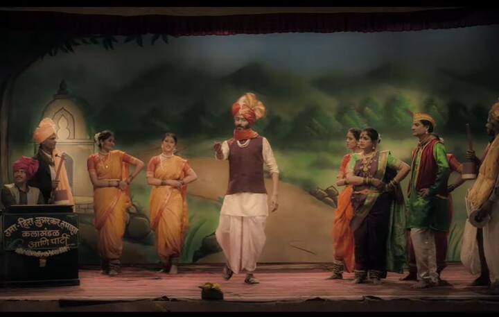 सौंदर्यवती 'चंद्रा' आणि खासदार दौलतराव देशमाने यांची निर्मळ प्रेमकथा म्हणजे 'चंद्रमुखी'