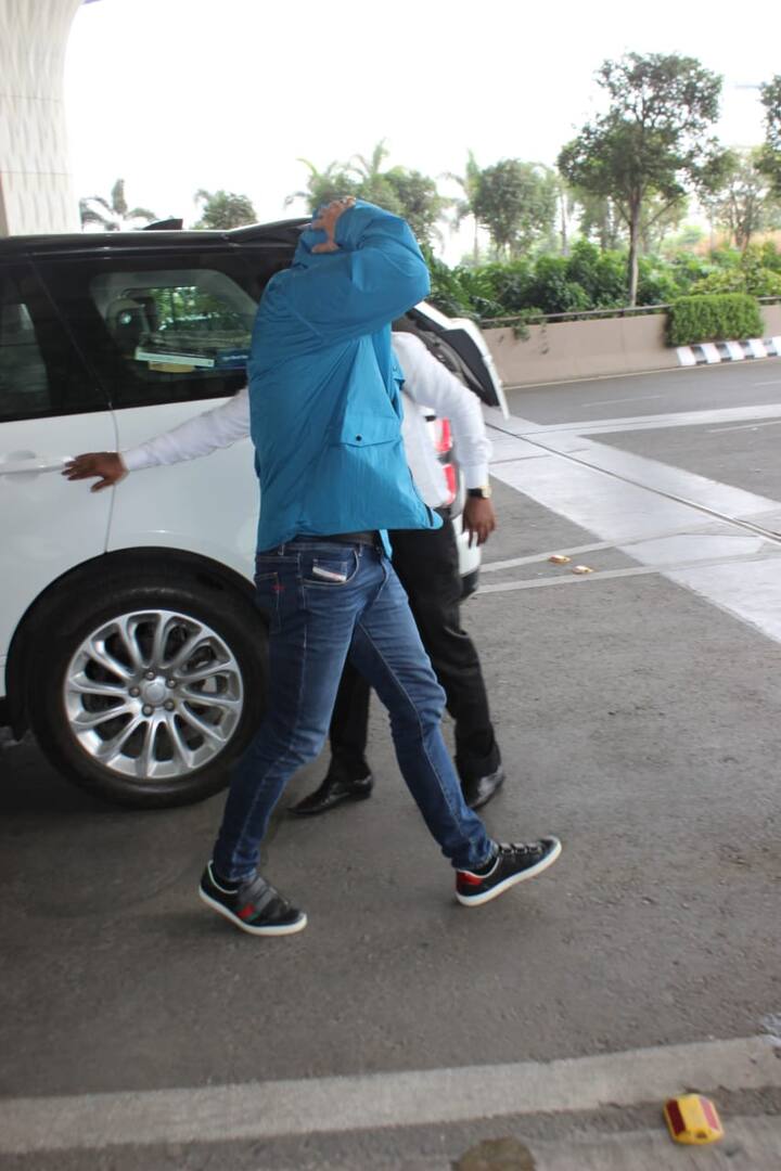 राज कुंद्रा की जैकेट बड़ी निराली रही क्योंकि इस जैकेट में उनका मास्क भी फिट था.