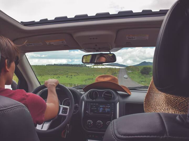 कीलेस एंट्री...इस नाम से ही पता चल जाता है कि यह आपको बिना चाबी के कार के अंदर एंटर होने की सुविधा देती है.