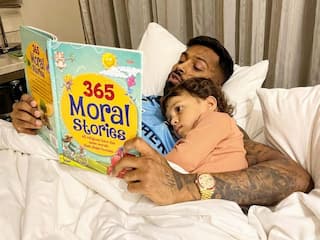 IPL 2022: हार्दिक पांड्या अपने बेटे को सुना रहे थे कहानियां, लोगों ने लगा दी तारीफों की झड़ी