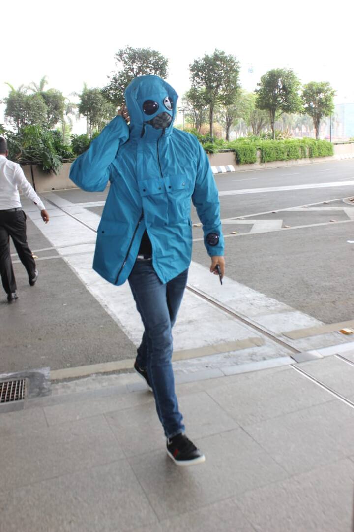 मीडिया के कैमरों ने राज कुंद्रा को एयरपोर्ट पर क्लिक किया, तो इस दौरान वह नीली जैकेट पहने नजर आए.