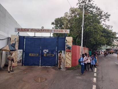 2 inmates arrested for beating warden of Salem Central Jail சேலம் சிறையில் செல்போனை பறித்ததால் ஆத்திரம் - வார்டனை பல் துலக்கும் பிரஷால் தாக்கிய 2 பேர் கைது