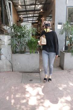 नज़रें झुकाए, कैमरे से बचती दिखीं शहनाज गिल, रेस्ट्रोरेंट के बाहर हुईं स्पॉट तो ऐसा दिखा अंदाज