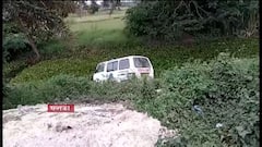 South 24 Parganas: ফলতায় ৪ সাইকেল আরোহীকে ধাক্কা মেরে নয়ানজুলিতে অ্যাম্বুল্যান্স, মৃত ১। Bangla News