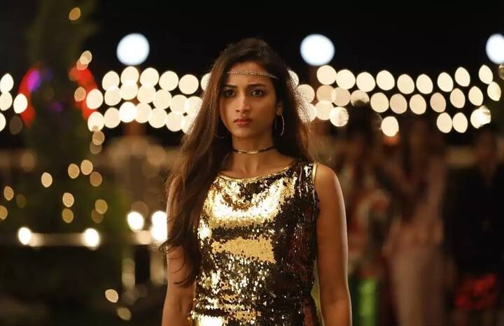 श्रीनिधि शेट्टी : फिल्म में रीना के रोल में नज़र आईं श्रीनिधि के बारे में ख़बरें हैं कि उन्हें ‘केजीएफ चैप्टर 2’ के लिए 3 करोड़ रुपए की फीस मिली है. आपको बता दें कि ‘केजीएफ चैप्टर 1’ की तुलना में चैप्टर 2 में श्रीनिधि का रोल बड़ा है.