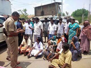ரேஷன் கடையில் மோடி படத்தை வைத்த பாஜக - படத்தை உடைத்து சாலையில் விசிய திமுக