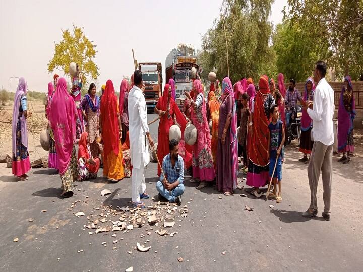 Jodhpur Water Crisis: matka fod protest for water crisis on Jodhpur-Jaipur highway in jaipur in rajasthan ann Jodhpur Water Crisis: जोधपुर में पानी की किल्लत से लोग परेशान, हाईवे पर 'मटका फोड़' किया प्रदर्शन