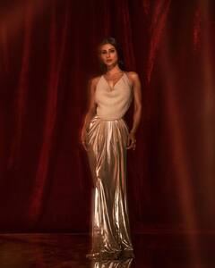 मौनी रॉय का फिर दिखा सिजलिंग लुक, हॉल्टर नेक ड्रेस पहन मचाई सनसनी