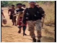 Watch: एक हाथ में बंदूक और कंधे पर खाट को सहारा, गर्भवती महिला को अस्पताल पहुंचाकर ये जवान बना रियल हीरो