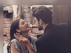 Tejasswi Prakash : ‘नागिन’ फेम तेजस्वी प्रकाशच्या हातावर दिसली करणच्या नावाची मेहंदी! आता चाहते विचारतायत...