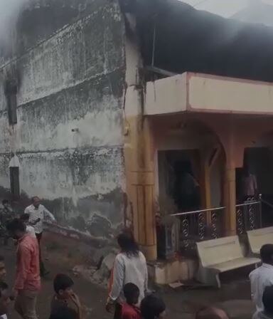 Nandurbar Temple Fire : दोनशे वर्षांपूर्वीच्या पुरातन मंदिराला भीषण आग, दुसरा मजला जळून खाक