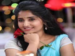 Meghana Lokesh Photos: చేతిలో గులాబితో అందమైన మేఘనా అల్లరి