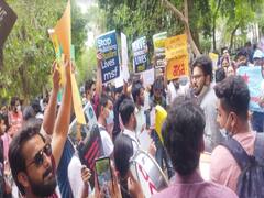 Delhi News: जहांगीरपुरी में बुलडोजर कार्रवाई पर जामिया और AUD में प्रदर्शन, आइसा ने कहा- विशेष समुदाय को टार्गेट कर रही भाजपा