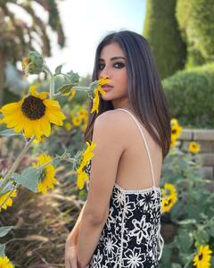 अर्थ डे पर फैंस को इन तस्वीरों के जरिए मौनी रॉय ने दिया स्पेशल मैसेज, हर लम्हा फिर से जीती दिखीं एक्ट्रेस