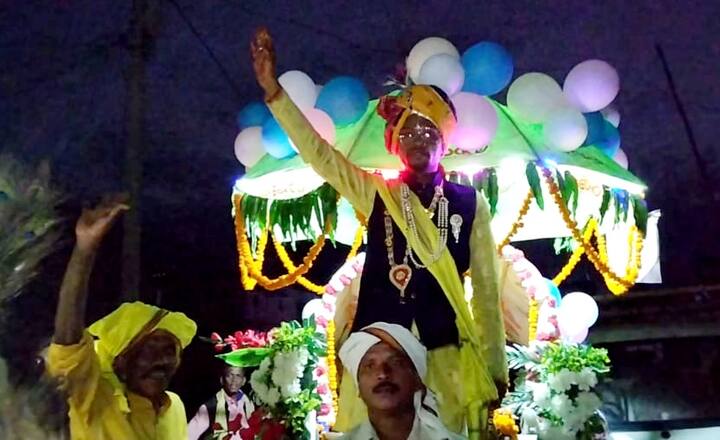 दरअसल पूरा मामला बैतूल के चिचोली ब्लॉक के आदिवासी बाहुल्य गांव असाढ़ी का है. जहां गांव के एक होनहार युवा डॉक्टर राजा धुर्वे की अनूठी शादी चर्चा का सबब बनी हुई है.