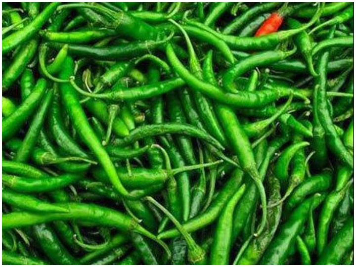 MP News: नींबू का कम हुआ भाव तो अब मिर्ची ने दिखाया रंग, बाजार में इतने रुपये किलो मिल रही है हरी मिर्च